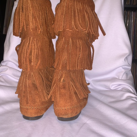 Minnetonka Fringed Boots size 8 - Picture 3 of 5